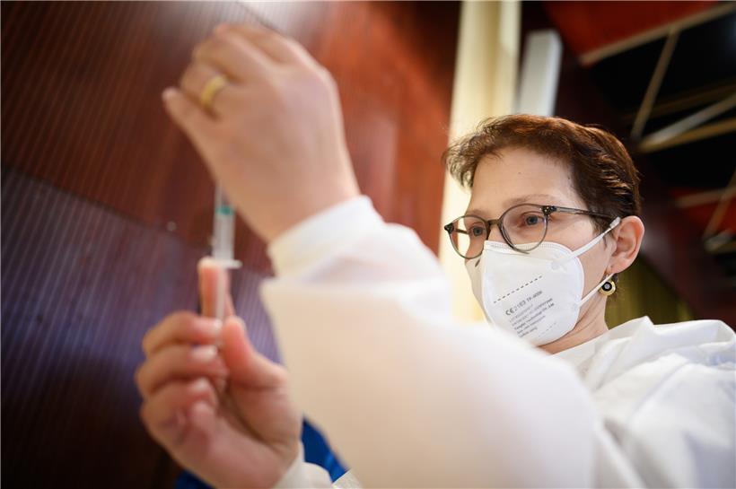 Routiniert bereitet Isabelle Colamonaco, „Directrice des soins“, den Pfizer-Biontech-Impfstoff vor
