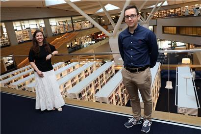 Roxane Maurer, responsable de la préservation numérique, et Ralph Marschall, project manager en numérisation à la Bibliothèque nationale
