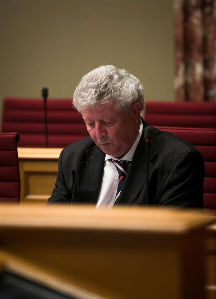 Roy Reding, Jurist und ADR-Abgeordneter, wurde zu zwölf Monaten Haft auf Bewährung verurteilt. Hintergrund ist ein Immobilienverkauf.
