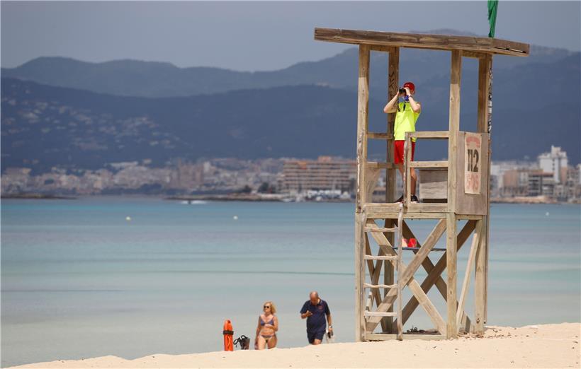 Rückkehr zur Normalität:  Ein Rettungsschwimmer beobachtet den Strand von Arenal, viel zu tun hat er aber noch nicht 
