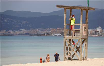 Rückkehr zur Normalität:  Ein Rettungsschwimmer beobachtet den Strand von Arenal, viel zu tun hat er aber noch nicht 
