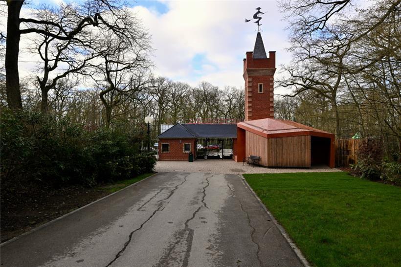 Rückseite des Eingangsbereichs des Parks: „Gîte“ mit vorne rechts der für den „R...