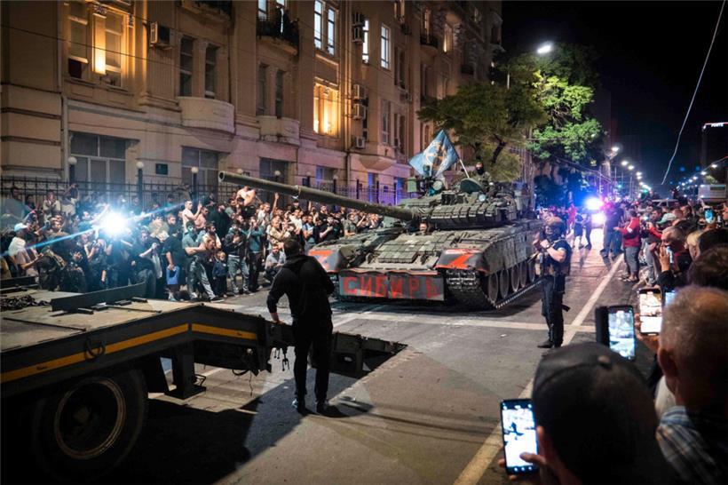 Rückzug: Wagner-Söldner verladen in Rostow am Don einen Panzer, unter großer Anteilnahme der lokalen Bevölkerung

