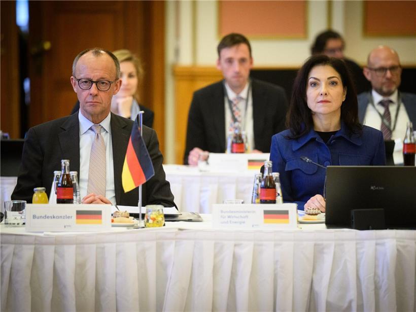 Bundeskanzler Merz ermahnt Wirtschaftsministerin Reiche zur Zurückhaltung in der Debatte um steigende Spritpreise