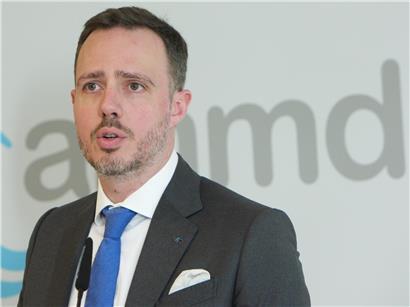 Philippe Wilmes spricht bei öffentlicher Veranstaltung zur Unterstützung und motiviert Publikum zum Engagement