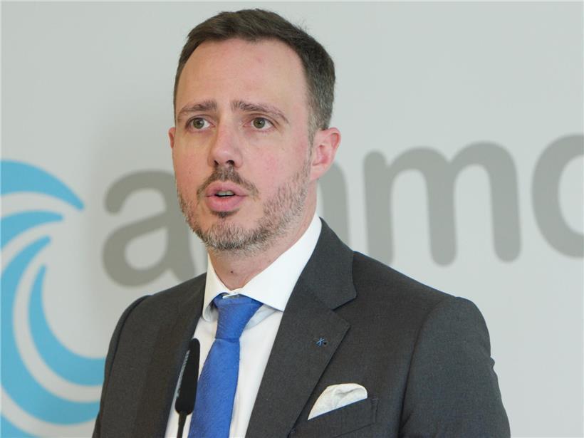 Philippe Wilmes spricht öffentlich und ruft zur Unterstützung auf, engagierter Aufruf für Gemeinschaft und Zusammenhalt