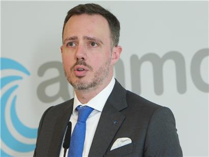 Philippe Wilmes spricht öffentlich und ruft zur Unterstützung auf, engagierter Aufruf für Gemeinschaft und Zusammenhalt