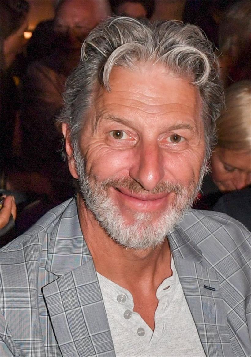 Rufus Beck lächelt bei der Eröffnung der UFA Filmnächte auf der Museumsinsel. Am 23.07.2022 feiert der Münchner Schauspieler seinen 65. Geburtstag. 
