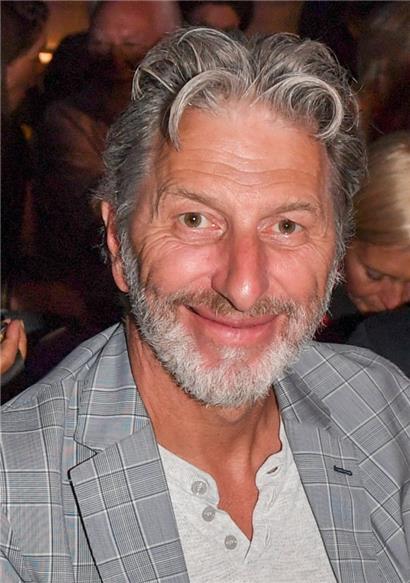 Rufus Beck lächelt bei der Eröffnung der UFA Filmnächte auf der Museumsinsel. Am 23.07.2022 feiert der Münchner Schauspieler seinen 65. Geburtstag. 
