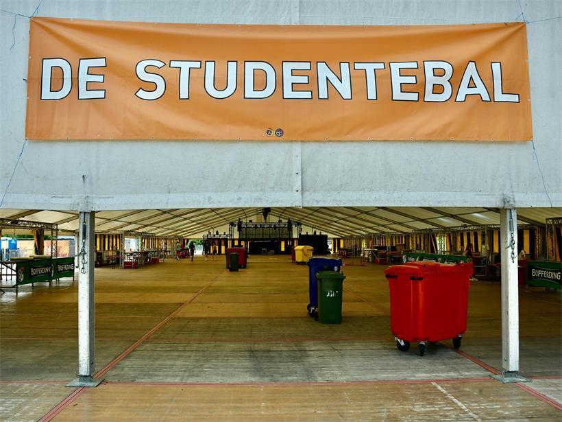 Studentenball 25. Geburtstag Feier auf grüner Wiese beim P+R Bouillon am Freitagabend, Ruhe vor dem Sturm