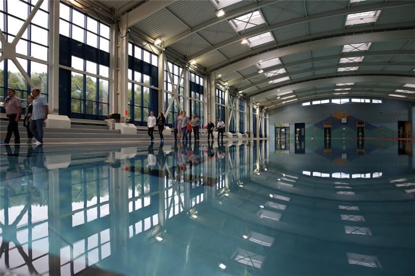 Ruhige Bahnen gehen anders: Petingen kommt wegen des geplanten Hotels hinter dem Rodanger Schwimmbad nicht zur Ruhe
