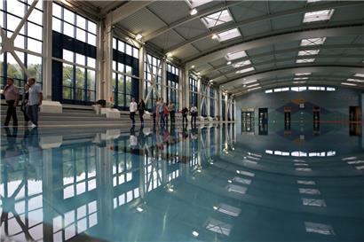 Ruhige Bahnen gehen anders: Petingen kommt wegen des geplanten Hotels hinter dem Rodanger Schwimmbad nicht zur Ruhe
