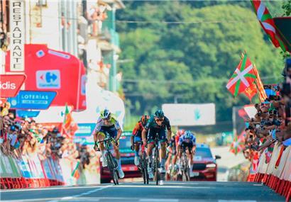 Rui Costa setzte sich im Sprint einer dreiköpfigen Spitzengruppe durch
