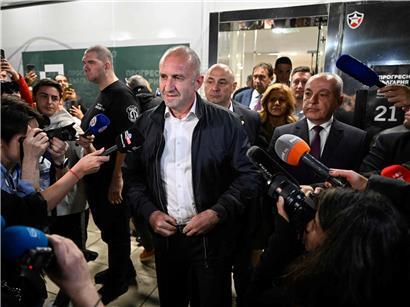 Rumen Radew bei Rede im Parlament nach Wahlsieg mit absoluter Mehrheit und Aufstieg zur Regierungsspitze in Bulgarien