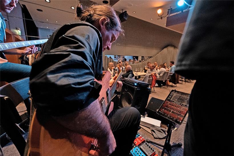 Rund 100 Gäste waren zum ersten Konzert der Hausband der Abtei in den Grund gekommen
