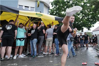 Rund 100 Ultras aus den Niederlanden sorgten vor dem Spiel in Oberkorn für Unruhe
