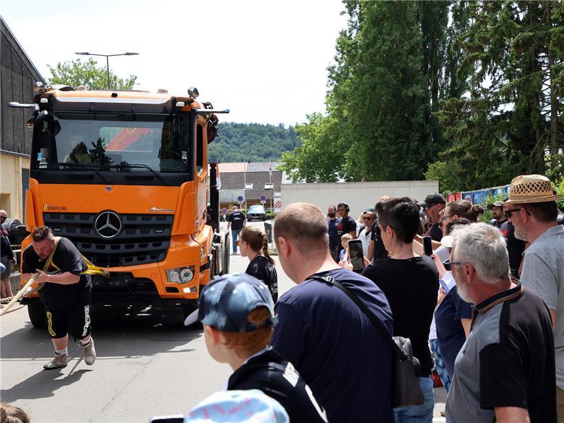 Rund 100 Zuschauer verfolgen gespannt den Live-Wettbewerb vor Ort bei sonnigem Wetter