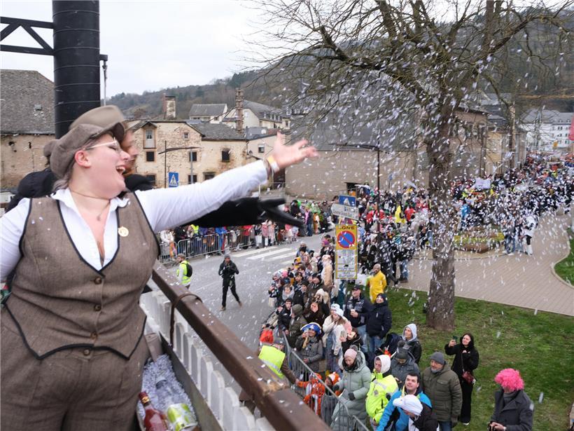 Menschenmenge bei Event wirft Bonbons und Gadgets, logistischer Kraftakt mit 1.800 Beteiligten und langer Vorbereitung