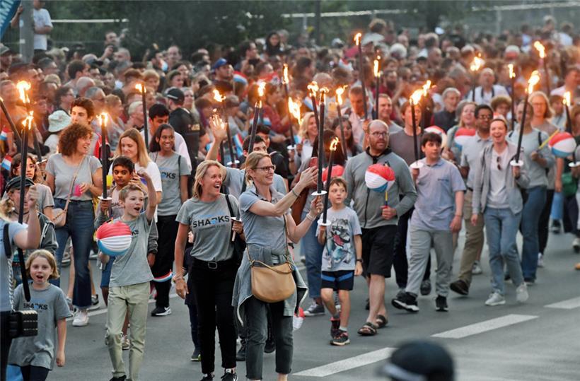 Rund 2.500 Menschen nehmen in diesem Jahr am traditionellen „Fakelzuch“ in der Hauptstadt von Luxemburg teil
