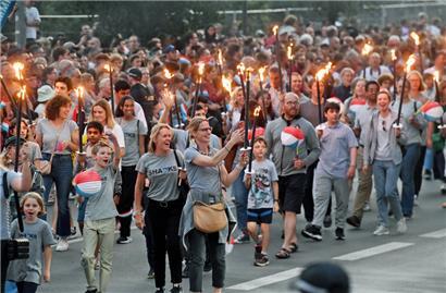 Rund 2.500 Menschen nehmen in diesem Jahr am traditionellen „Fakelzuch“ in der Hauptstadt von Luxemburg teil
