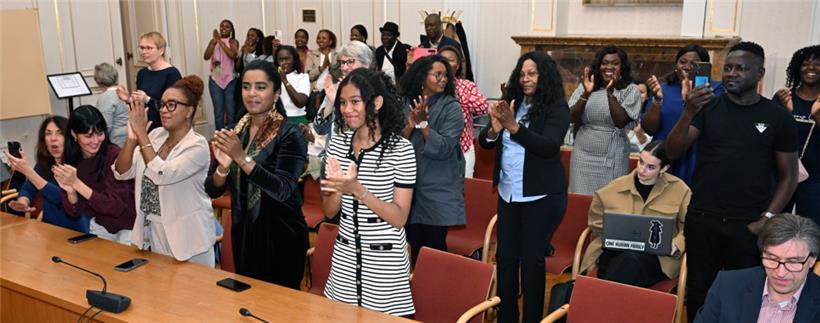 Rund 30 Menschen kamen am Montag, um bei dem wichtigen Moment am „Knuedler“ dabe...