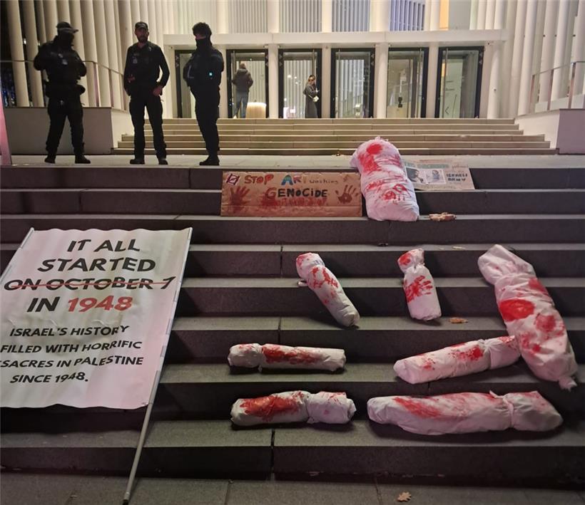 Rund 50 Demonstrierende hatten sich am Sonntagabend vor der Philharmonie versammelt und gegen das Konzert des Israel Philharmonic Orchestra protestiert
