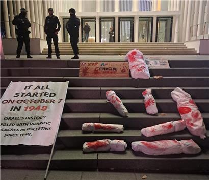 Rund 50 Demonstrierende hatten sich am Sonntagabend vor der Philharmonie versammelt und gegen das Konzert des Israel Philharmonic Orchestra protestiert
