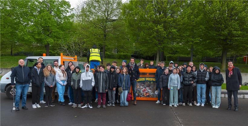 Rund 50 Schüler des Lycée Aline Mayrisch sammelten am Dienstag auf ihrem Campus Müll ein
