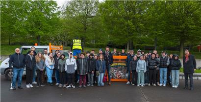 Rund 50 Schüler des Lycée Aline Mayrisch sammelten am Dienstag auf ihrem Campus Müll ein
