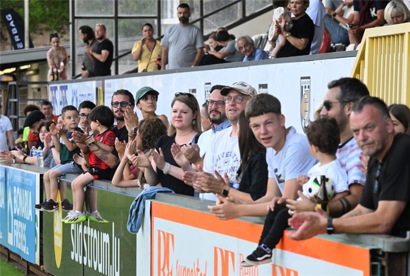 Rund 500 Zuschauer waren für das Galamatch im Stade de la Frontière