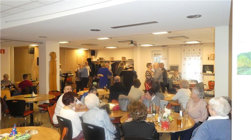 Rund 60 Besucher fanden sich am Sonntag zum „Thé dansant“ ein und viele ließen es sich nicht nehmen, das Tanzbein zu schwingen
