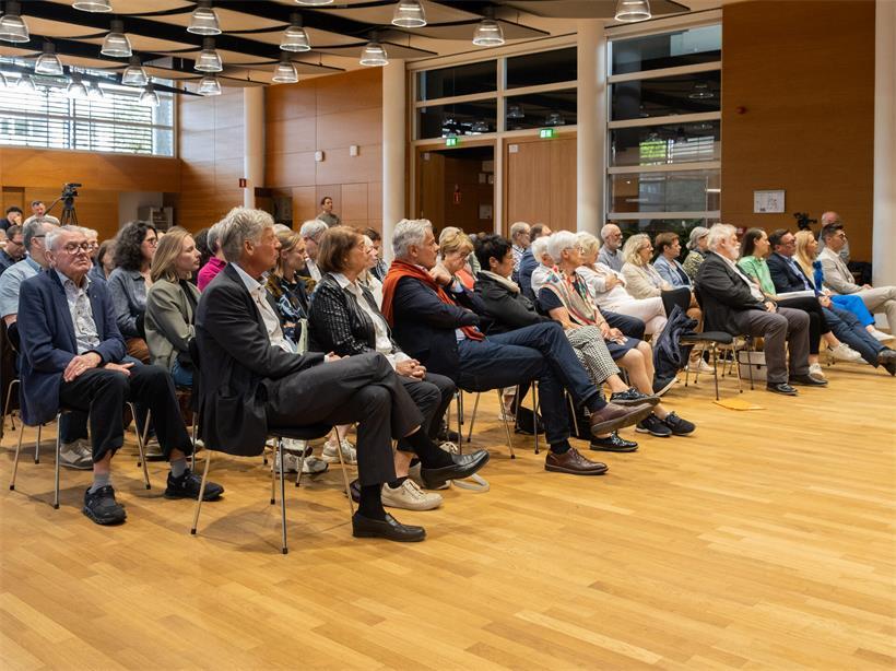 Eine Straße für den Widerstand: Wie das Erbe von Elisabeth Kox-Risch bis heute nachwirkt Gedenkveranstaltung in Roeser mit rund 60 Gästen, die gemeinsam an das Ereignis erinnern und Zusammenhalt zeigen