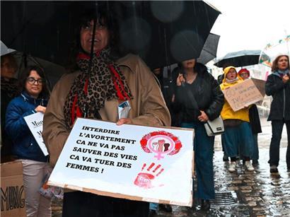 Rund 70 Protestierende hatten sich im Oktober vor der Chamber eingefunden, um ein Recht auf Abtreibung einzufordern
