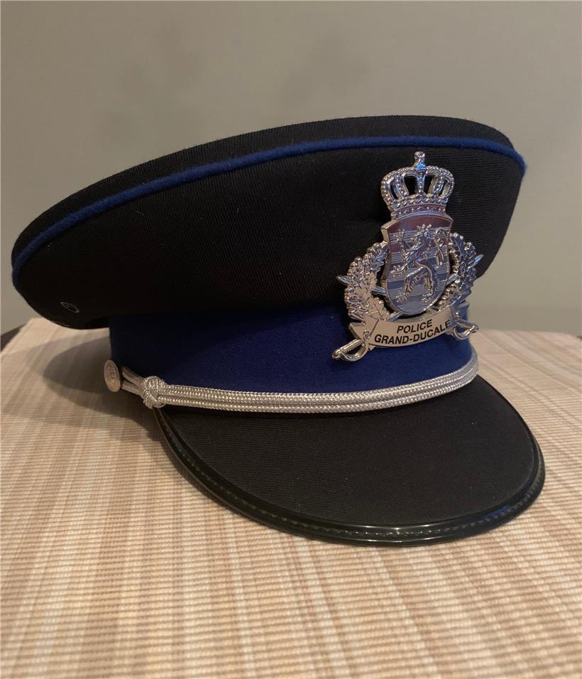 „Russen-Kappe“ wurde die neue Kopfbedeckung des vereinten Korps von manchen Beamten genannt. Gemeinsam setzten sie sich zur Wehr. 
