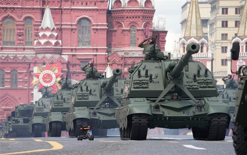 Russische Artilleriefahrzeuge rollen auf der Militärparade zum 77. Jahrestag des „Tages des Sieges“ durch Moskau
