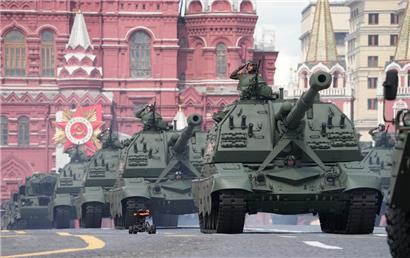 Russische Artilleriefahrzeuge rollen auf der Militärparade zum 77. Jahrestag des „Tages des Sieges“ durch Moskau
