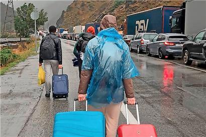 Russische Ausreisewillige an der Grenze zu Georgien: Seit der Bekanntgabe der russischen Teilmobilmachung für Putins Krieg in der Ukraine hat eine zweite Flüchtlingswelle von Menschen aus Russland eingesetzt
