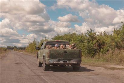 Russische Kriegsgefangene aus der Region um Kursk werden von ukrainischen Soldaten abtransportiert
