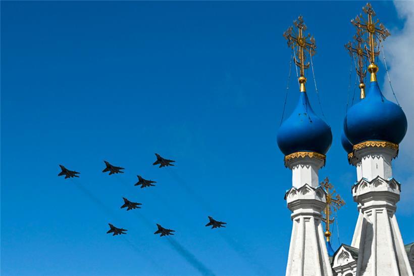 Russische MiG-29-Kampfjets im Tiefflug über Moskau: Die diesjährige Feier soll noch pompöser ausfallen als sonst
