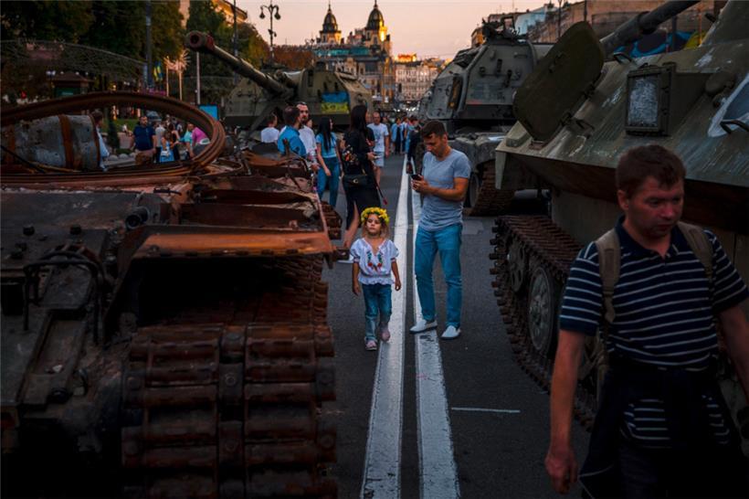 Russische Panzer in Kiew: Zum ukrainischen Unabhängigkeitstag werden von der russischen Armee erbeutete und zerstörte Panzer ausgestellt 
