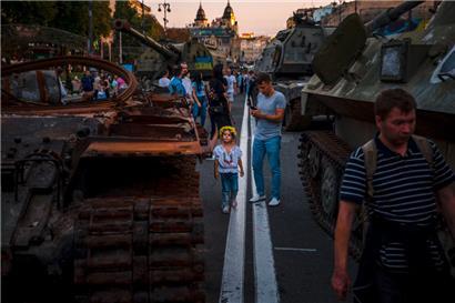 Russische Panzer in Kiew: Zum ukrainischen Unabhängigkeitstag werden von der russischen Armee erbeutete und zerstörte Panzer ausgestellt 
