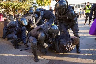 Russische Polizisten halten in St. Petersburg Demonstranten fest, die gegen die von Kremlchef Putin angeordnete Teilmobilmachung in Russland für den Krieg in der Ukraine protestieren. 
