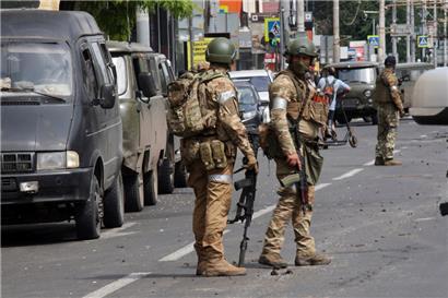 Russische Polizisten stehen Wache in einer Straße in Rostow am Don. In Russland eskaliert derzeit der Konflikt zwischen der Söldnergruppe Wagner und der regulären Armee.
