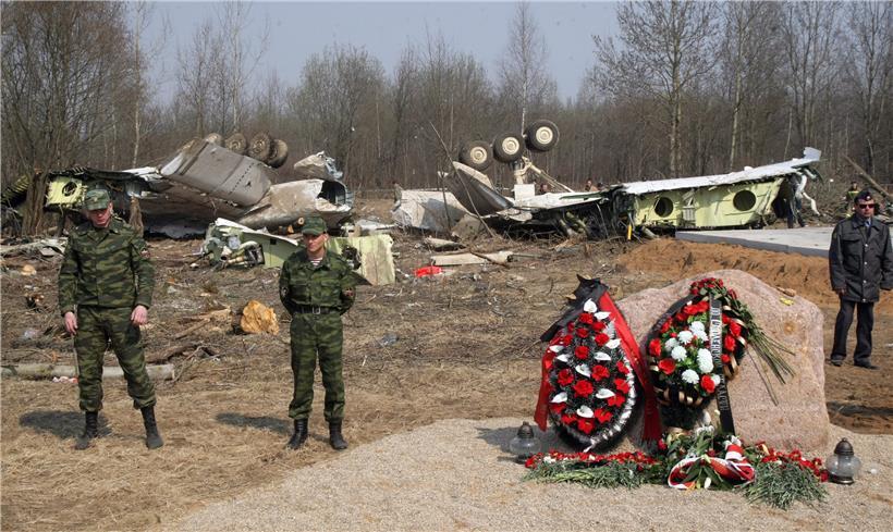 Russische Soldaten bewachen einige Tage nach dem Absturz das Wrack der polnischen Maschine
