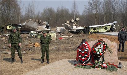 Russische Soldaten bewachen einige Tage nach dem Absturz das Wrack der polnischen Maschine
