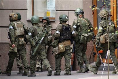 Russische Soldaten in Rostow am Don gehen eine Straße entlang
