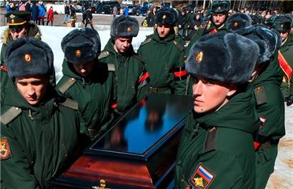 Russische Soldaten tragen den Sarg eines 20-Jährigen, der während der Invasion der Ukraine gestorben ist
