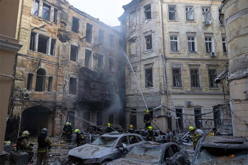 Russland terrorisiert die Zivilbevölkerung in der Ukraine mit fortwährenden Luftangriffen auf Wohnhäuser, wie hier in Odessa