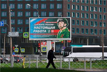 „Russland zu dienen, ist ein richtiger Job“ steht auf dem Plakat in Sankt Petersburg – für Hunderttausende Russen wird es jetzt zur Pflicht
