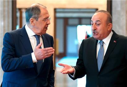 Russlands Außenminister Sergej Lawrow (l.) und der türkische Außenminister Mevlüt Cavusoglu: Russland hält sein Getreide zurück und riskiert damit, in vielen Ländern eine Hungersnot zu verursachen
